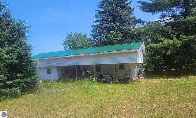 5640 W Houghton Lake Road, Lake City, MI 49651