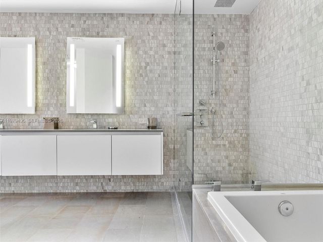 88 SW 7th St 2709, Miami, FL 33130