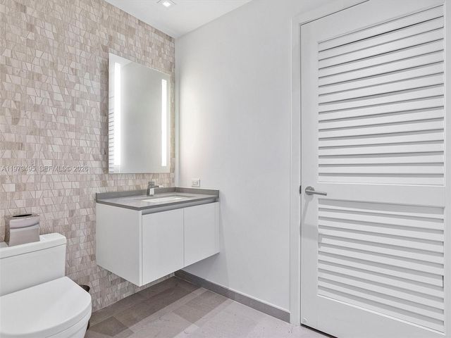 88 SW 7th St 2709, Miami, FL 33130