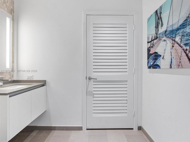 88 SW 7th St 2709, Miami, FL 33130