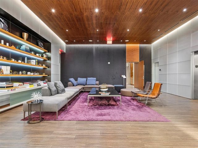 88 SW 7th St 2709, Miami, FL 33130