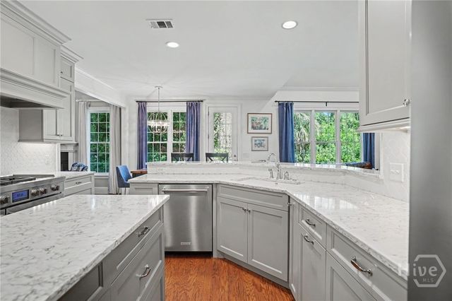 6 Tomochichi Lane, Savannah, GA 31411