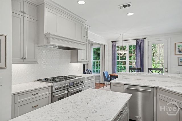 6 Tomochichi Lane, Savannah, GA 31411
