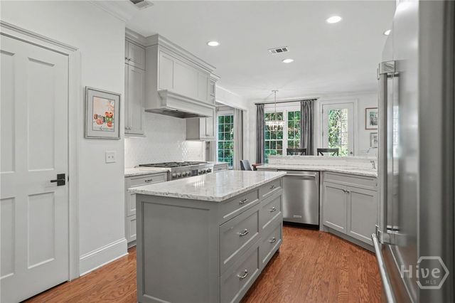 6 Tomochichi Lane, Savannah, GA 31411