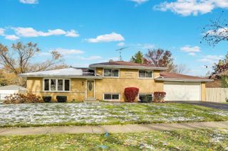 910 E Aster Avenue, Palatine, IL 60074