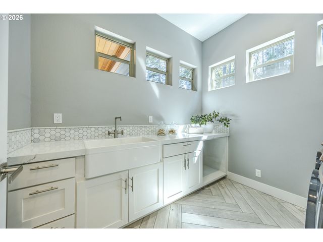 4048 EAGLE VIEW Dr, Eugene, OR 97405