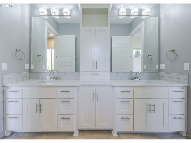 4048 EAGLE VIEW Dr, Eugene, OR 97405