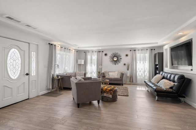 581 California, Newton, MA 02460
