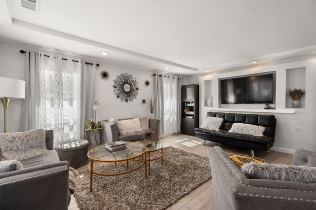 581 California, Newton, MA 02460