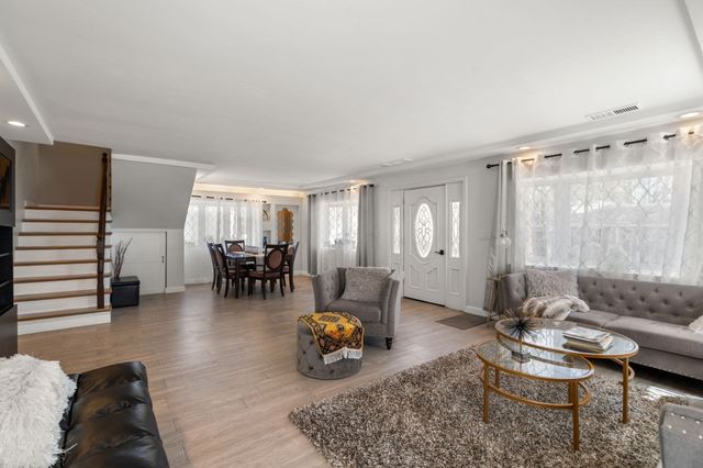 581 California, Newton, MA 02460