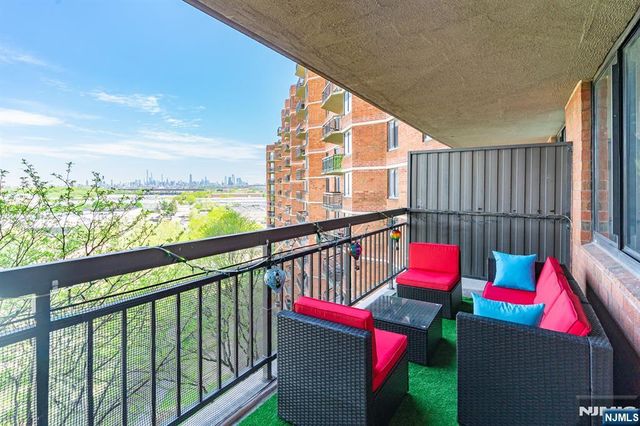 831 Harmon Cove Tower, Secaucus, NJ 07094
