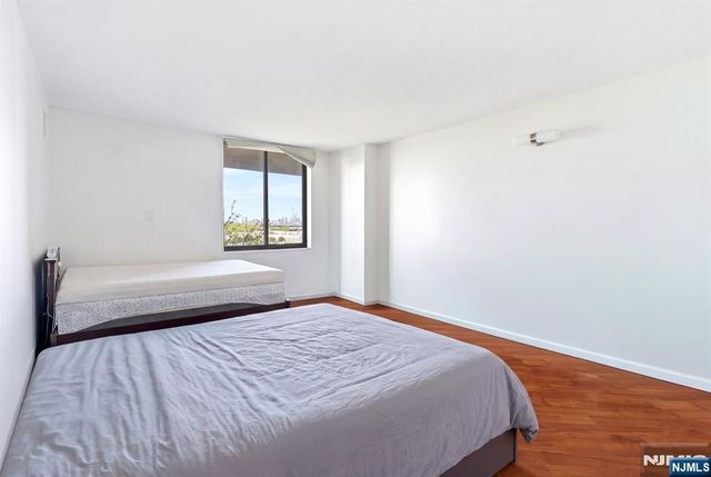 831 Harmon Cove Tower, Secaucus, NJ 07094