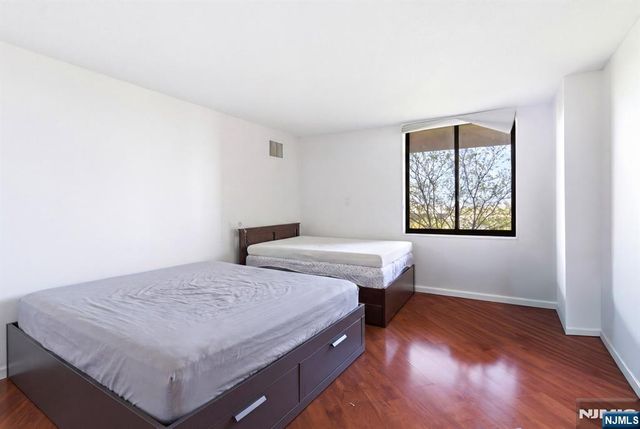 831 Harmon Cove Tower, Secaucus, NJ 07094