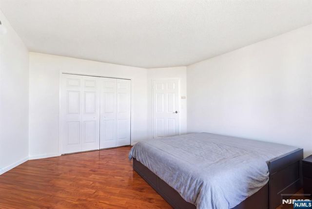 831 Harmon Cove Tower, Secaucus, NJ 07094