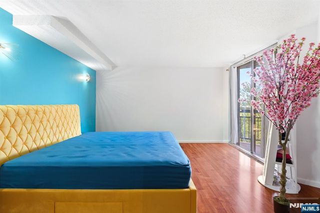 831 Harmon Cove Tower, Secaucus, NJ 07094