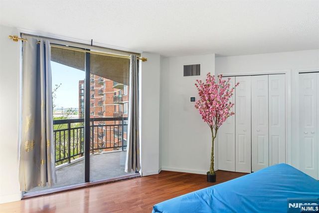 831 Harmon Cove Tower, Secaucus, NJ 07094