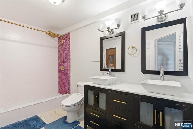 831 Harmon Cove Tower, Secaucus, NJ 07094