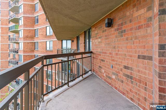 831 Harmon Cove Tower, Secaucus, NJ 07094