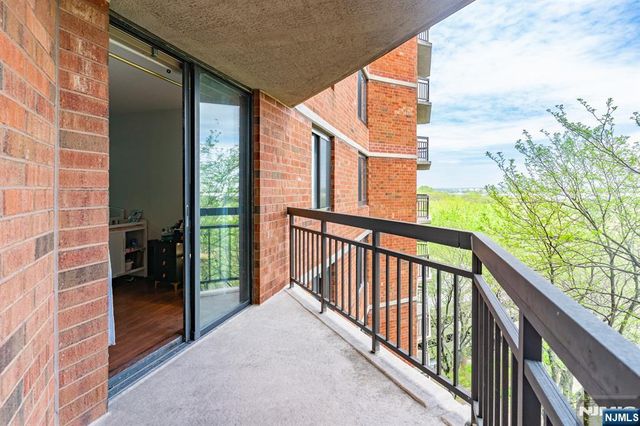 831 Harmon Cove Tower, Secaucus, NJ 07094
