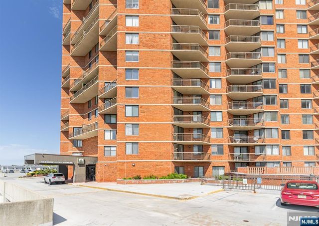 831 Harmon Cove Tower, Secaucus, NJ 07094
