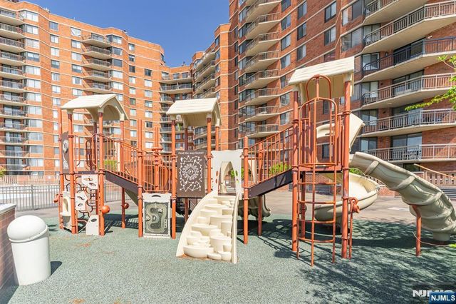831 Harmon Cove Tower, Secaucus, NJ 07094