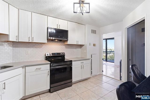 831 Harmon Cove Tower, Secaucus, NJ 07094