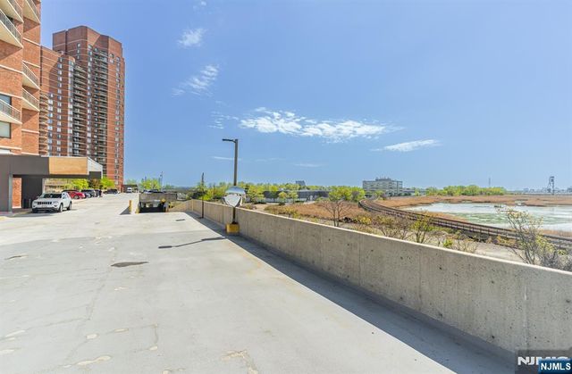 831 Harmon Cove Tower, Secaucus, NJ 07094