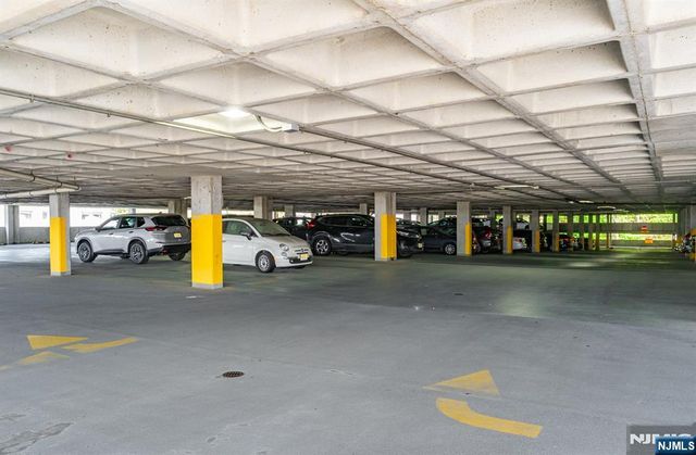 831 Harmon Cove Tower, Secaucus, NJ 07094