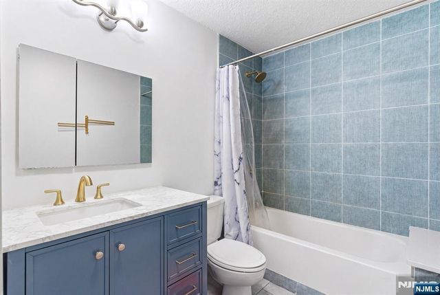 831 Harmon Cove Tower, Secaucus, NJ 07094