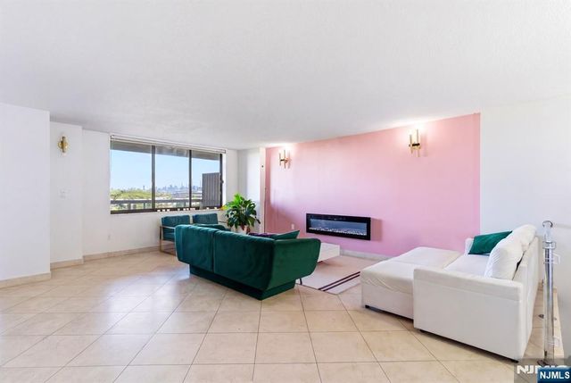 831 Harmon Cove Tower, Secaucus, NJ 07094