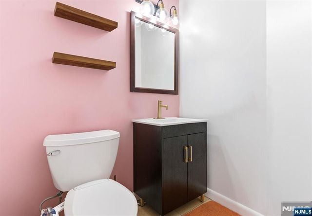 831 Harmon Cove Tower, Secaucus, NJ 07094