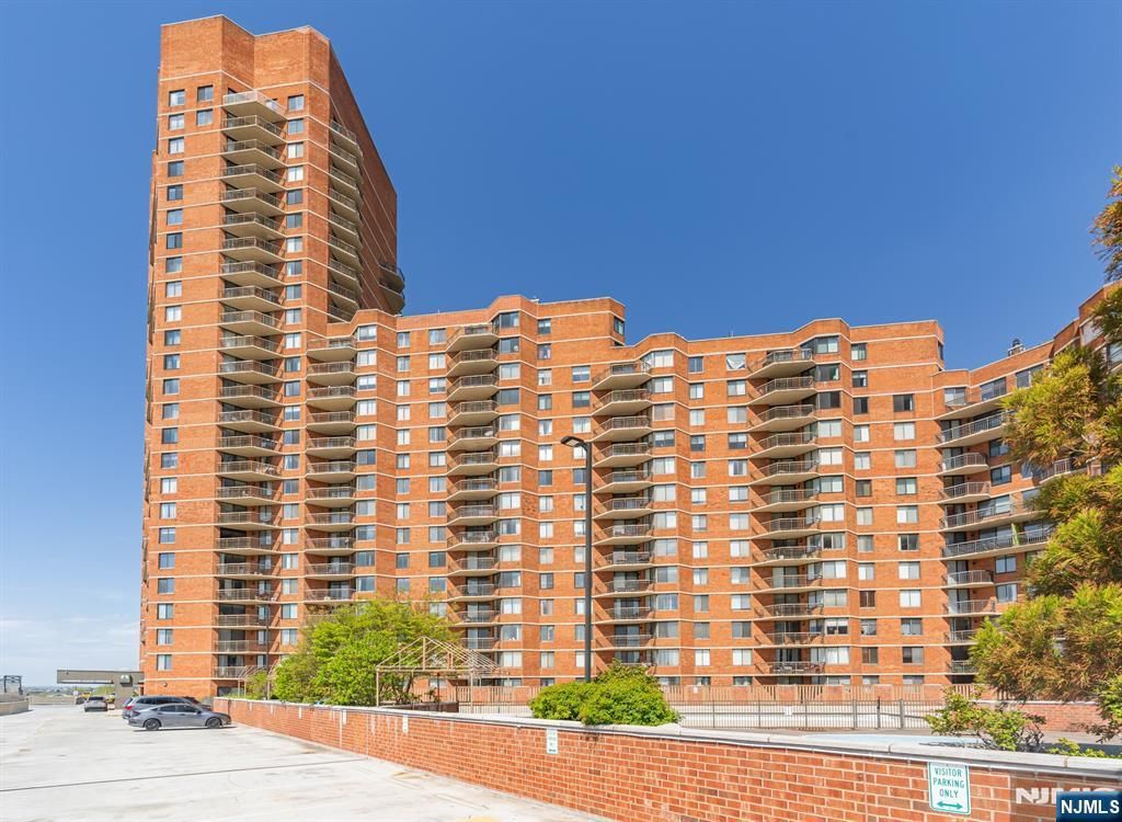 831 Harmon Cove Tower, Secaucus, NJ 07094
