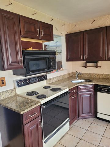 174 Melanie Way, Commack, NY 11725