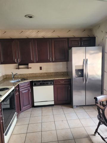 174 Melanie Way, Commack, NY 11725