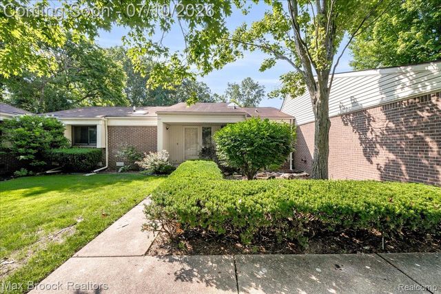 5229 Simpson Lake Road, West Bloomfield Charter Township, MI 48323
