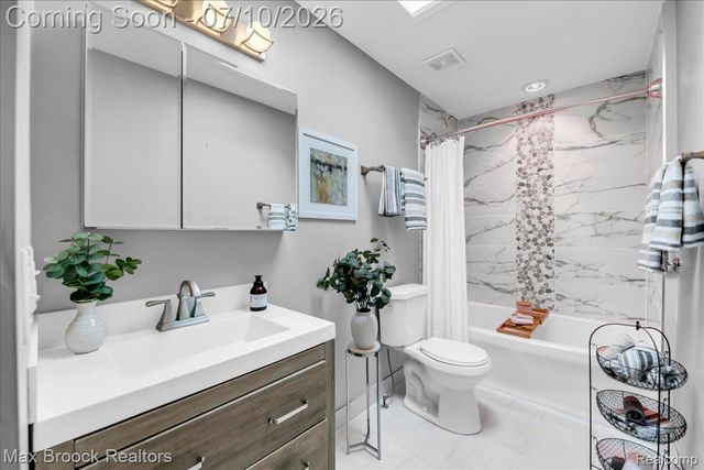 5229 Simpson Lake Road, West Bloomfield Charter Township, MI 48323