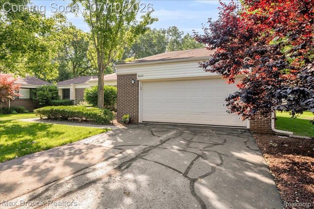 5229 Simpson Lake Road, West Bloomfield Charter Township, MI 48323