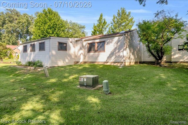 5229 Simpson Lake Road, West Bloomfield Charter Township, MI 48323