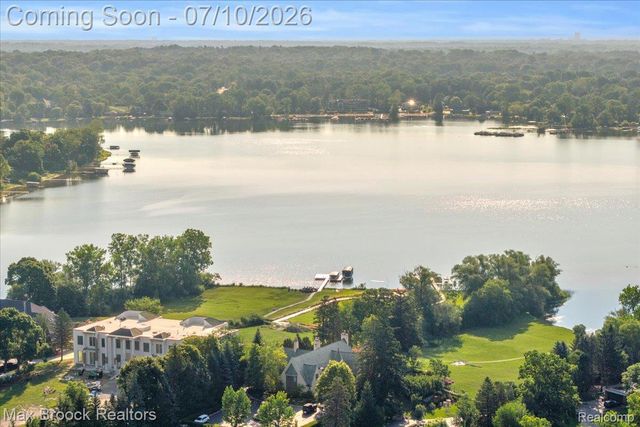5229 Simpson Lake Road, West Bloomfield Charter Township, MI 48323