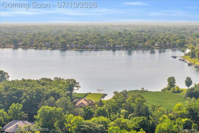 5229 Simpson Lake Road, West Bloomfield Charter Township, MI 48323