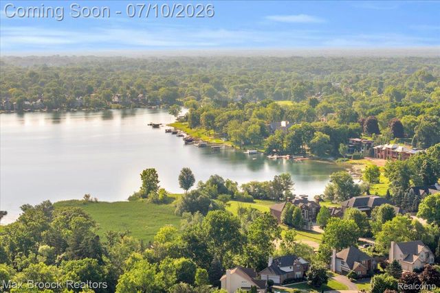 5229 Simpson Lake Road, West Bloomfield Charter Township, MI 48323