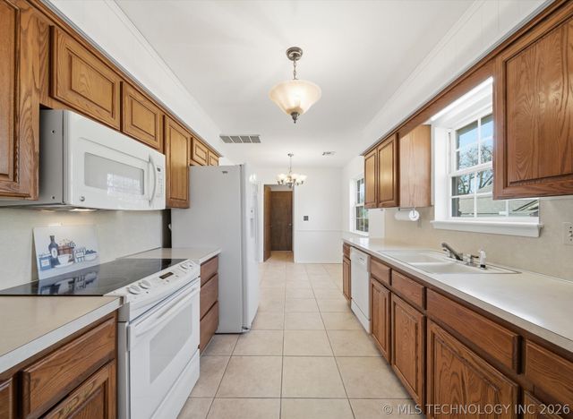 7446 E 53rd Place, Tulsa, OK 74145
