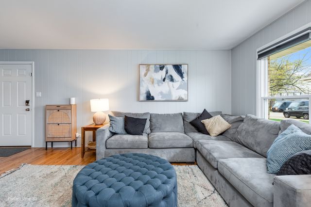 1003 W Hintz Road, Arlington Heights, IL 60004