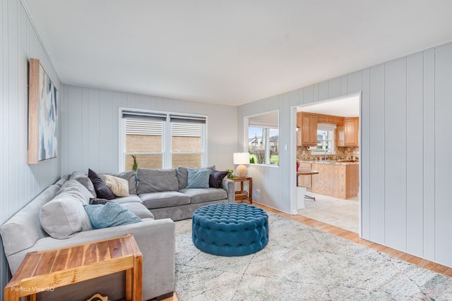 1003 W Hintz Road, Arlington Heights, IL 60004