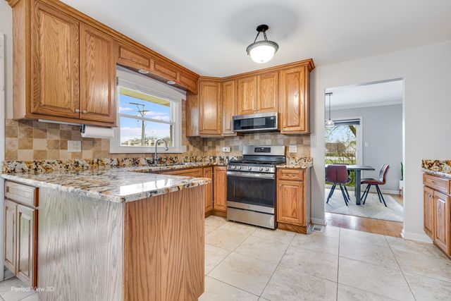 1003 W Hintz Road, Arlington Heights, IL 60004