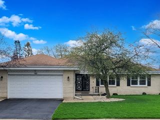 1003 W Hintz Road, Arlington Heights, IL 60004
