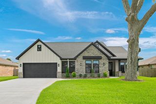 443 Wellshire Drive, West Columbia, TX 77486