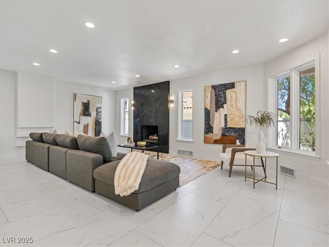 21 Sawgrass Court, Las Vegas, NV 89113