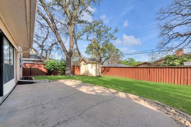 224 Plainview Drive, Hurst, TX 76054