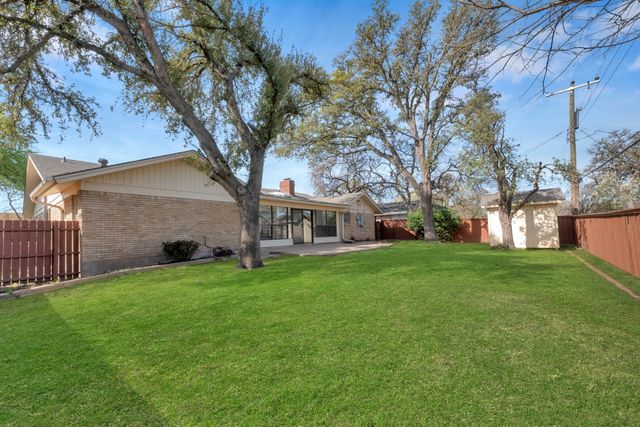 224 Plainview Drive, Hurst, TX 76054
